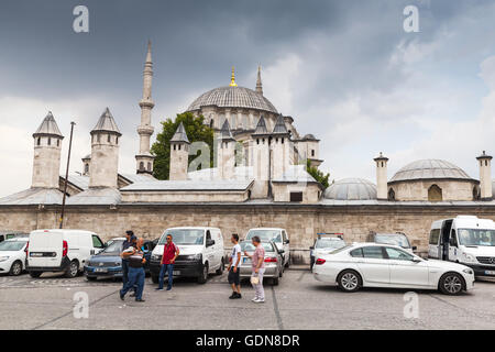Istanbul, Türkei - 28. Juni 2016: Normale Menschen gehen in Istanbul Straße nahe Nuruosmaniye Moschee Stockfoto