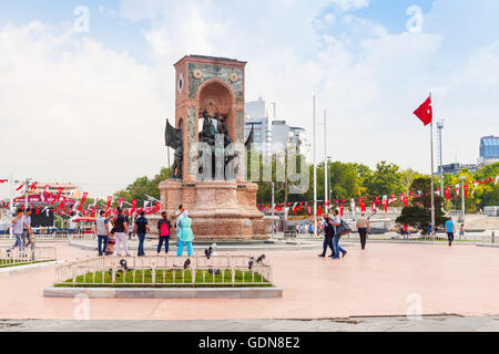 Istanbul, Türkei - 1. Juli 2016: Normalbürger Spaziergang am Taksim-Platz nahe dem Denkmal der Republik, wichtige touristische und Freizeit dis Stockfoto