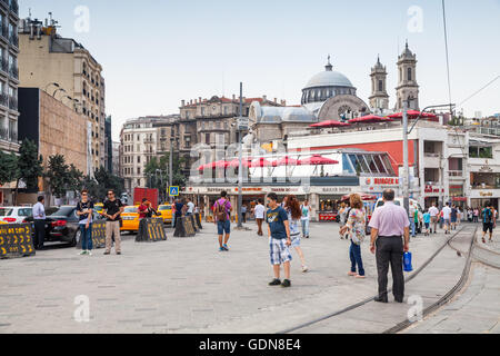 Istanbul, Türkei - 1. Juli 2016: Normale Menschen gehen im Taksim Platz. Stadtbild von Istanbul, Hagia Triada Kirche auf einer staatlich Stockfoto