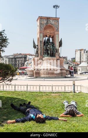 Istanbul, Türkei - 1. Juli 2016: Junge Obdachlose Männer schlafen am Taksim-Platz nahe dem Republik-Denkmal Stockfoto