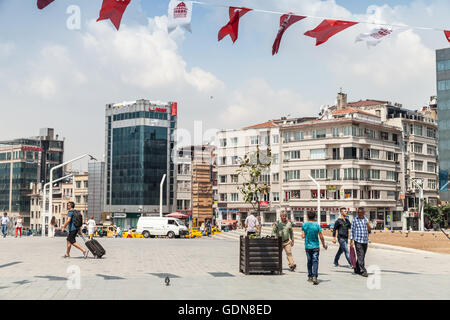 Istanbul, Türkei - 1. Juli 2016: Normale Menschen gehen im Taksim Square eine wichtige touristische und Freizeit Bezirk in Istanbul Stockfoto