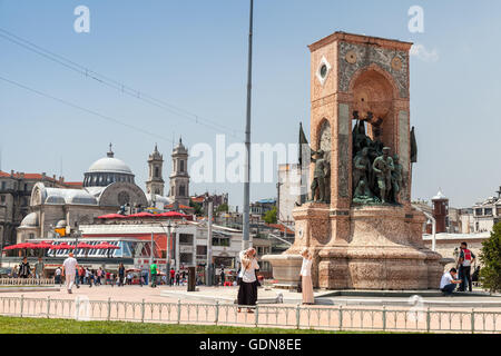 Istanbul, Türkei - 1. Juli 2016: Normale Menschen zu Fuß auf Taksim Square in der Nähe von das Republik-Denkmal Stockfoto