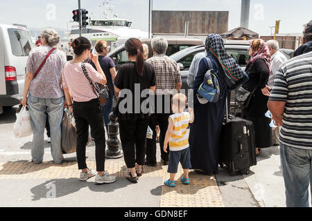 Istanbul, Türkei - 1. Juli 2016: Gewöhnliche Menschen warten auf grünes Licht auf dem Fußgängerüberweg in Istanbul Stockfoto