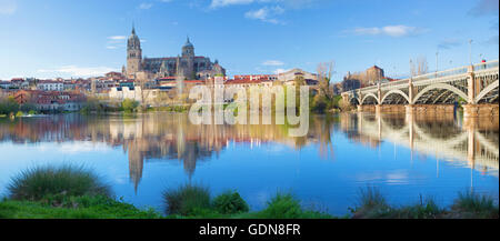 Salamanca - die Kathedrale und Brücke Puente Enrique Estevan Avda und des Rio Tormes-Flusses. Stockfoto