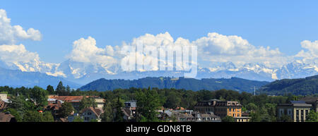 Ein Foto von den Schweizer Alpen aus dem Bundeshaus in Bern, Schweiz. Stockfoto