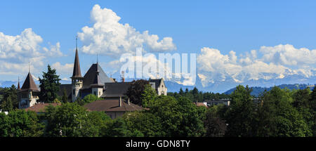 Ein Foto des historischen Museums Bern und die Schweizer Alpen aus dem Bundeshaus in Bern, Schweiz. Stockfoto