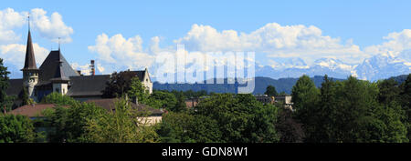 Ein Foto des historischen Museums Bern und die Schweizer Alpen aus dem Bundeshaus in Bern, Schweiz. Stockfoto