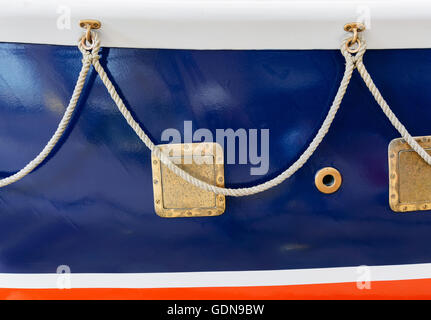 Blau an Bord ein altes Schiff und hängen am Seil in Bronze Ösen Stockfoto