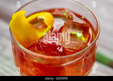 Dunkel Orange cocktail im Glas. Stockfoto