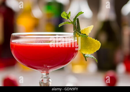 Rote Cocktail in Coupé-Glas. Stockfoto