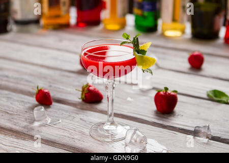 Cocktail im Glas leuchtend rot. Stockfoto