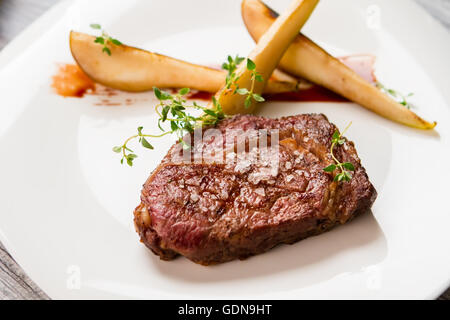 Gegrilltes Fleisch auf weißen Teller. Stockfoto