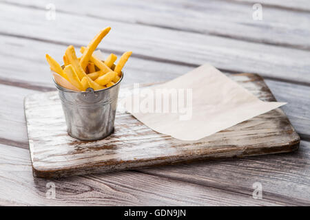 Kleiner Eimer mit Pommes Frites. Stockfoto