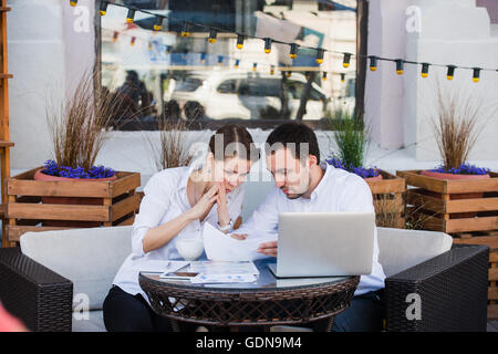 Geschäftsmann und Geschäftsfrau treffen im Café Stockfoto