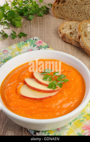 Teller mit süßen Kürbis Püree-Suppe mit Apfel Stockfoto