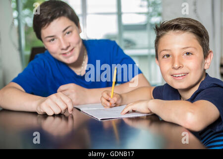 Großer Bruder trainiert der jüngere Stockfoto