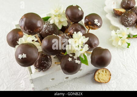 Haufen chocolate cake pops in einer Holzkiste Stockfoto