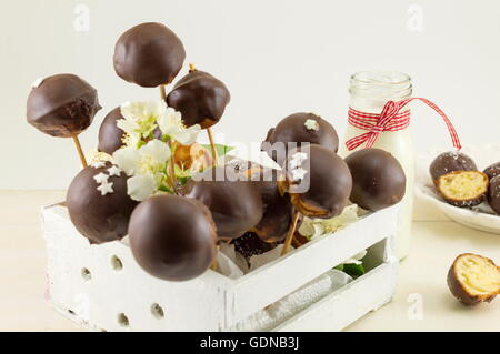 Haufen chocolate cake pops in einer Holzkiste Stockfoto