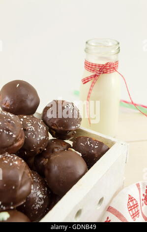 Haufen chocolate cake pops in einer Holzkiste Stockfoto