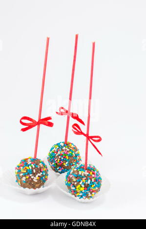 Cake pops auf einem Tisch mit weißer Seide Stoff bedeckt Stockfoto