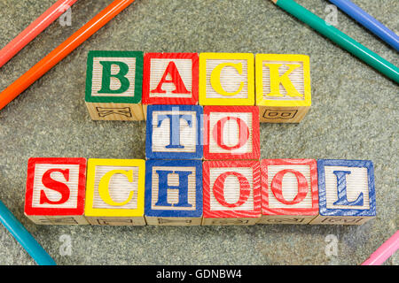 Zurück zur Schule geschrieben mit Holzbuchstaben und Bleistifte Stockfoto