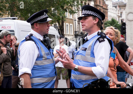 Polizei Polizisten in Diskussion bei Protest Kundgebung und Demonstration durch die Londoner gegen Rassismus und Tory Sparmaßnahmen Stockfoto