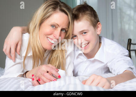 Mutter und Sohn zusammen im Bett entspannen Stockfoto