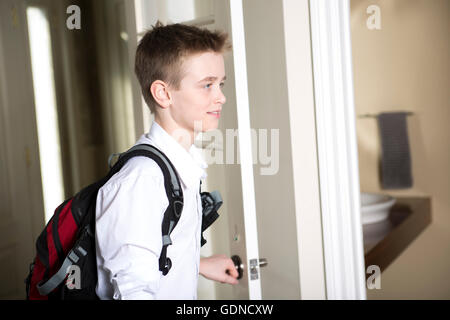 Teen kommenden Heim vorbei durch die Tür. Stockfoto