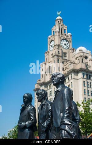 Die Liverpool Liver Buildings mit den Beatles Statuen im Vordergrund Stockfoto