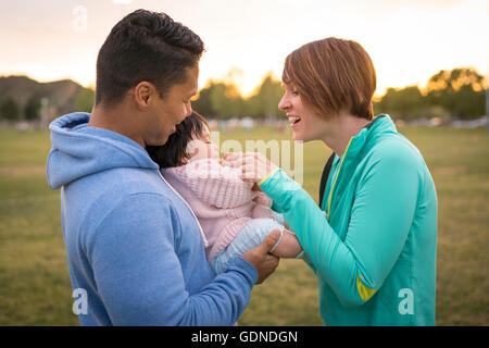 Paar mit Baby im Park spielen Stockfoto