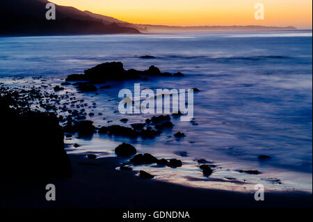 Erhöhten Blick auf Silhouette Strand bei Sonnenuntergang, Los Angeles, Kalifornien, USA Stockfoto