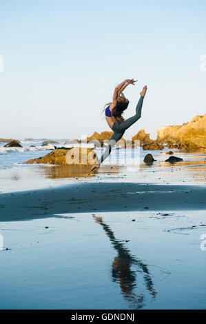 Junge weibliche Ballett-Tänzerin springen Luft am Beach, Los Angeles, Kalifornien, USA Stockfoto