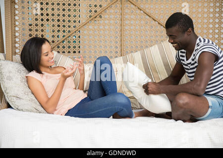 Junges Paar, entspannen und plaudern auf Garten liege Stockfoto