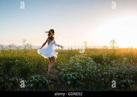 Frau im Bereich der Wildblumen Stockfoto