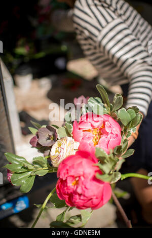 Blumengeschäft mit Blumenstrauß in der hand Stockfoto