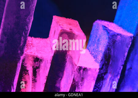 Stapel der Eisblöcke beleuchtet mit bunten Lichtern in der Nähe von Fairbanks, Alaska Stockfoto