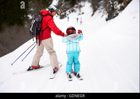 Mutter und Sohn auf Skiern, Rückansicht Stockfoto