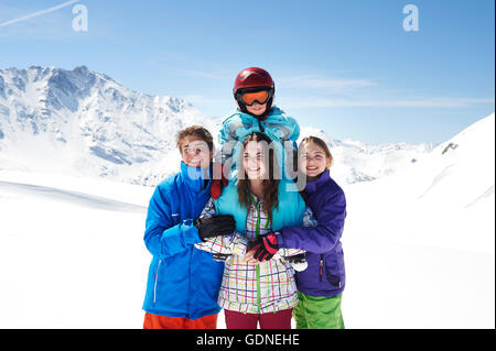 Porträt von vier Geschwistern tragen Skianzug Stockfoto