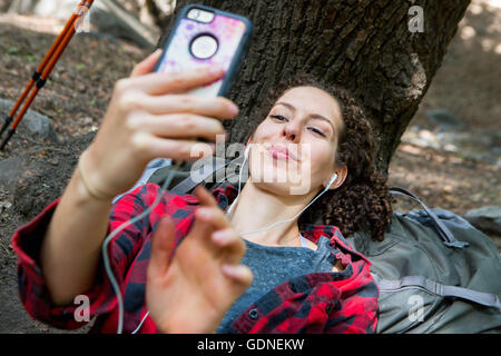 Junge weibliche Wanderer unter Smartphone Selfie in Wald, Arcadia, Kalifornien, USA Stockfoto