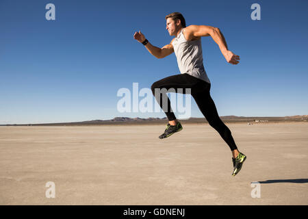 Männliche Läufer laufen auf trockenen Seegrund, El Mirage, Kalifornien, USA Stockfoto