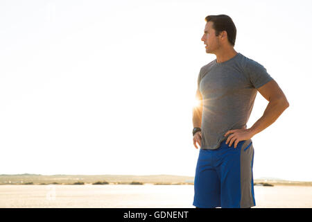 Mann, training, Blick vom sonnigen trockenen Seegrund, El Mirage, Kalifornien, USA Stockfoto