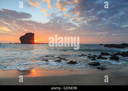 Blick vom Strand auf Manele Bay von Puu Pehe (Sweetheart Rock) bei Sonnenaufgang, South Shore von Lanai Island, Hawaii, USA Stockfoto