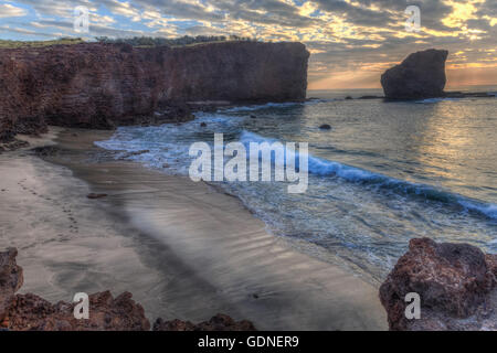 Blick vom Strand auf Manele Bay von Puu Pehe (Sweetheart Rock) bei Sonnenaufgang, South Shore von Lanai Island, Hawaii, USA Stockfoto