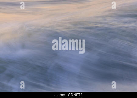 Pazifischen Ozean Wellenmuster nach Sonnenuntergang, Pacific Beach, San Diego, CA, USA Stockfoto