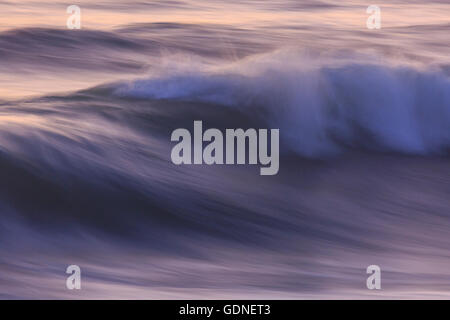 Pazifischen Ozean Wellenmuster nach Sonnenuntergang, Pacific Beach, San Diego, CA, USA Stockfoto