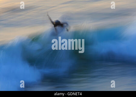 Bewegungsunschärfe Surfer Surfen Wellenmuster, nach Sonnenuntergang, Pacific Beach, San Diego, CA, USA Stockfoto