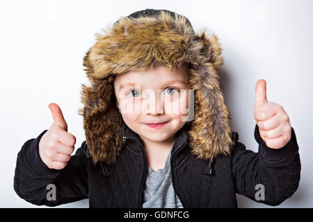 Kind im Pelz Hut Mode casual Winter Stil kleiner Junge Stockfoto