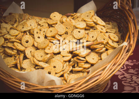 Vintage Foto, frisch gebackene Bagel-Chips im Weidenkorb auf Stall auf dem Basar Stockfoto