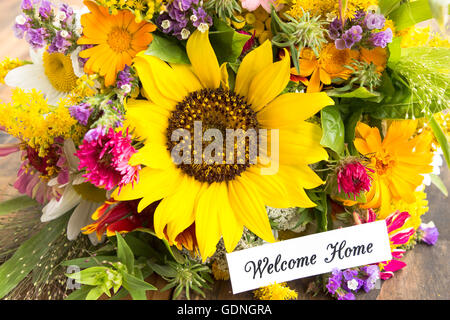 Welcome Home Karte mit Blumenstrauß Sommer. Stockfoto