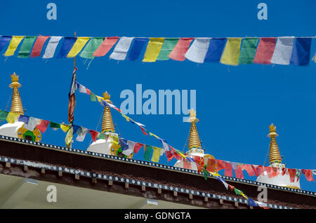 Gebetsfahnen und Stupas oder Chörten an Thikse Gompa in der Nähe von Leh, Ladakh, Jammu und Kaschmir, Indien Stockfoto